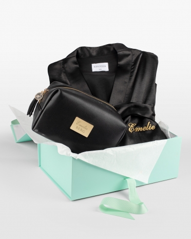 Satini-aamutakki ja musta toilettilaukku nimellä lahjarasiassa